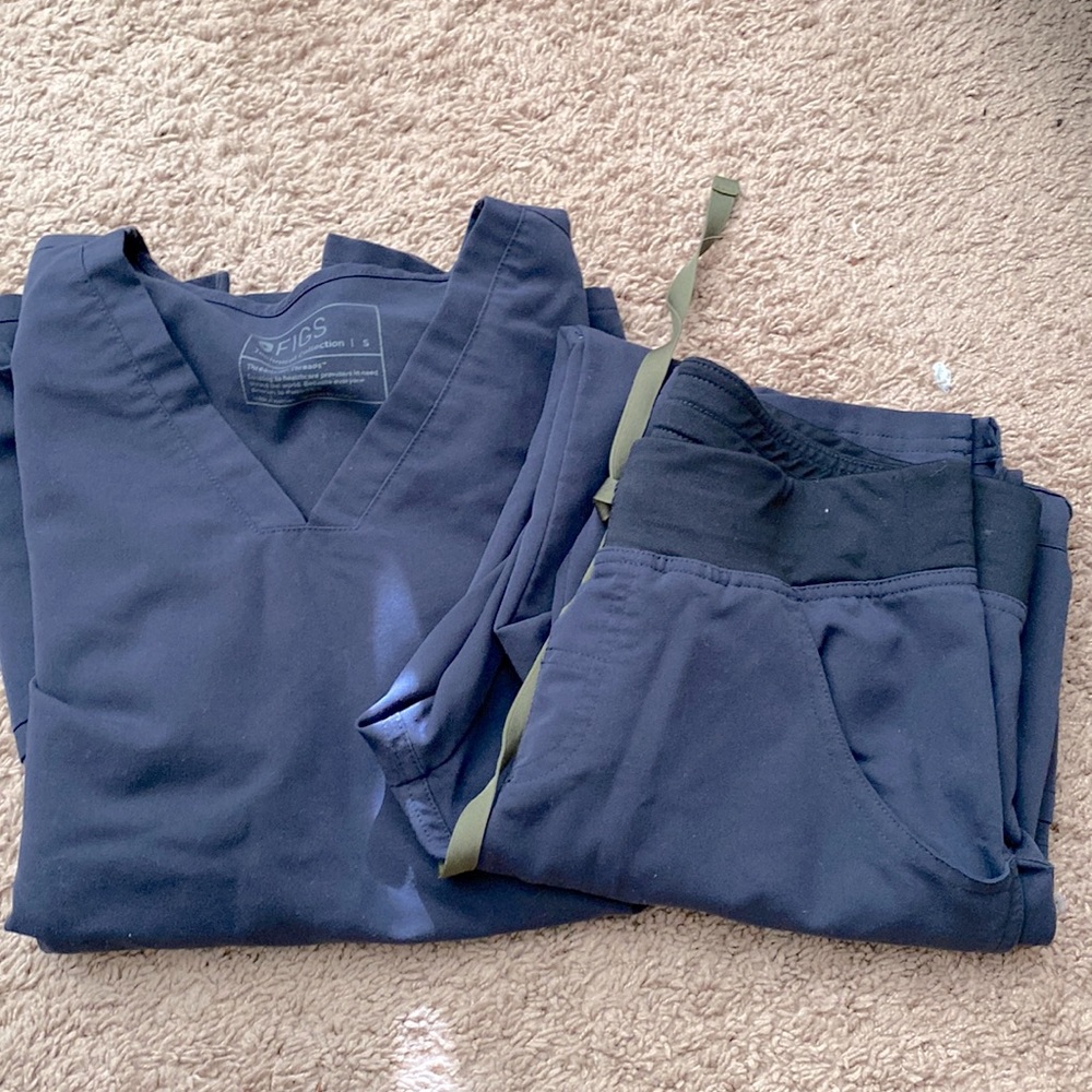 FIGS scrub set